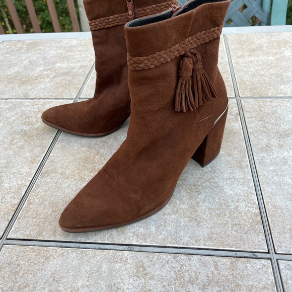 Stuart Weitzman
Brown Tazzie Suede Tassle Boots/Booties - Picture 2 of 15
